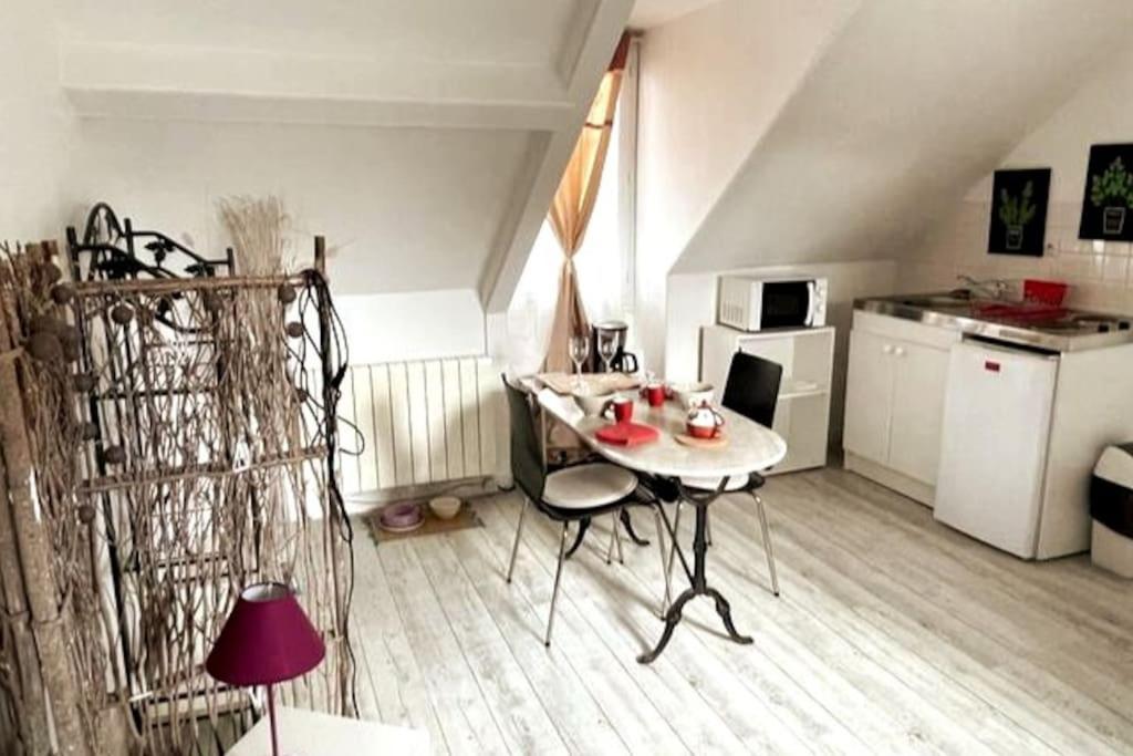 Le Cocon Rouge - Studio En Plein Centre Historique Lamballe Exteriér fotografie